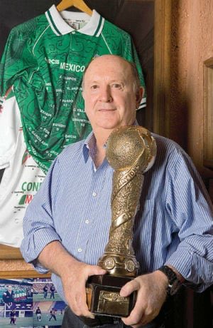 El mayor logro en la historia de la selección mexicana lo ganó Manuel Lapuente en 1999, la Copa Confederaciones.

Descanse en paz uno de los técnicos que marcó a toda una generación de entrenadores en México.