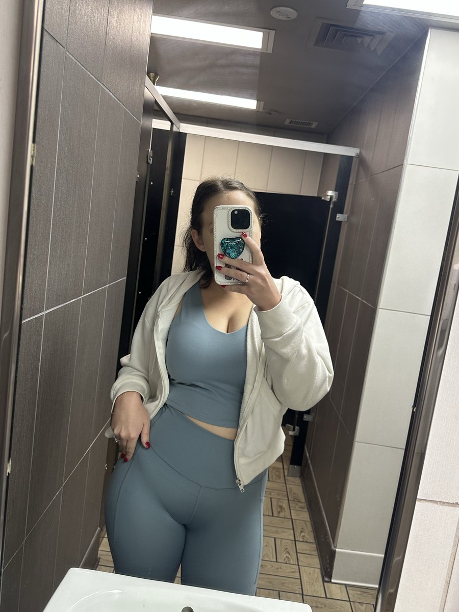 CassiAnnBabe's tweet photo. Bend me ova the sink https://t.co/HXgKSz92aw