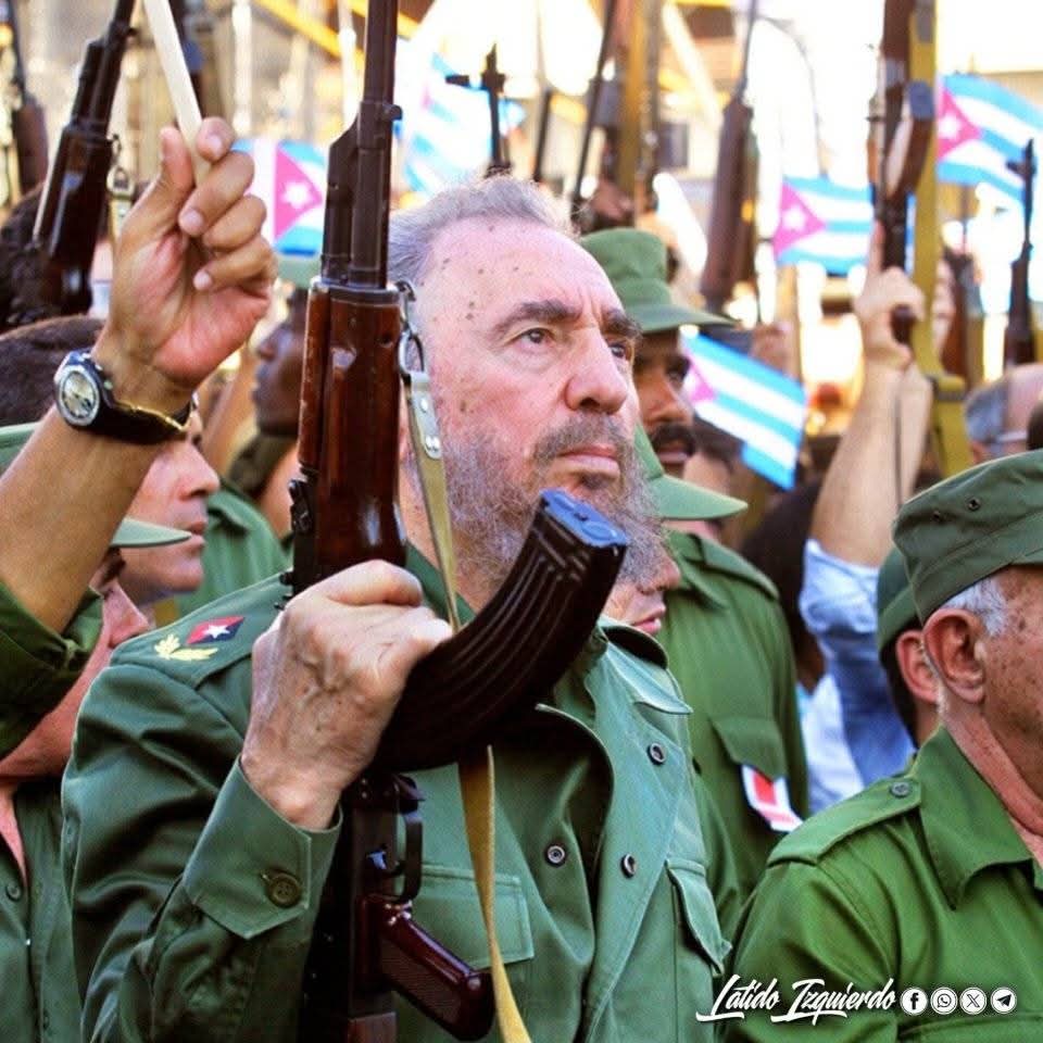 Fidel nos enseñó a pensar en grande, a nunca arrodillarnos ante el enemigo, a mantenernos en pie de lucha.
Sus ideas hoy permanecen en su pueblo!!
#100AñosConFidel
Brigada Médica Cubana Petén Norte en Guatemala #CubaPorLaVida #CubaCoopera #BMCGuatemala #TumbaElBloqueo