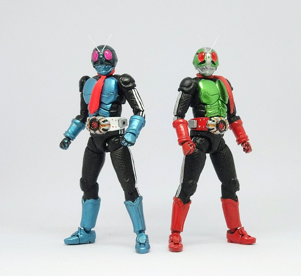 jurard0716's tweet photo. 因みに風見志郎は二人の指導役だそうで。
面倒見のいい先輩がいて何より。

レジンパーツは塗料が乗りにくいようで結構塗装がポロポロしてしまうのでちょくちょくメンテナンスしてやる必要がありそうです😅
その点除けば非常に満足いっております。
掌動改造仮面ライダー2号(轟音)完結！ https://t.co/PAhIRfBS7Q