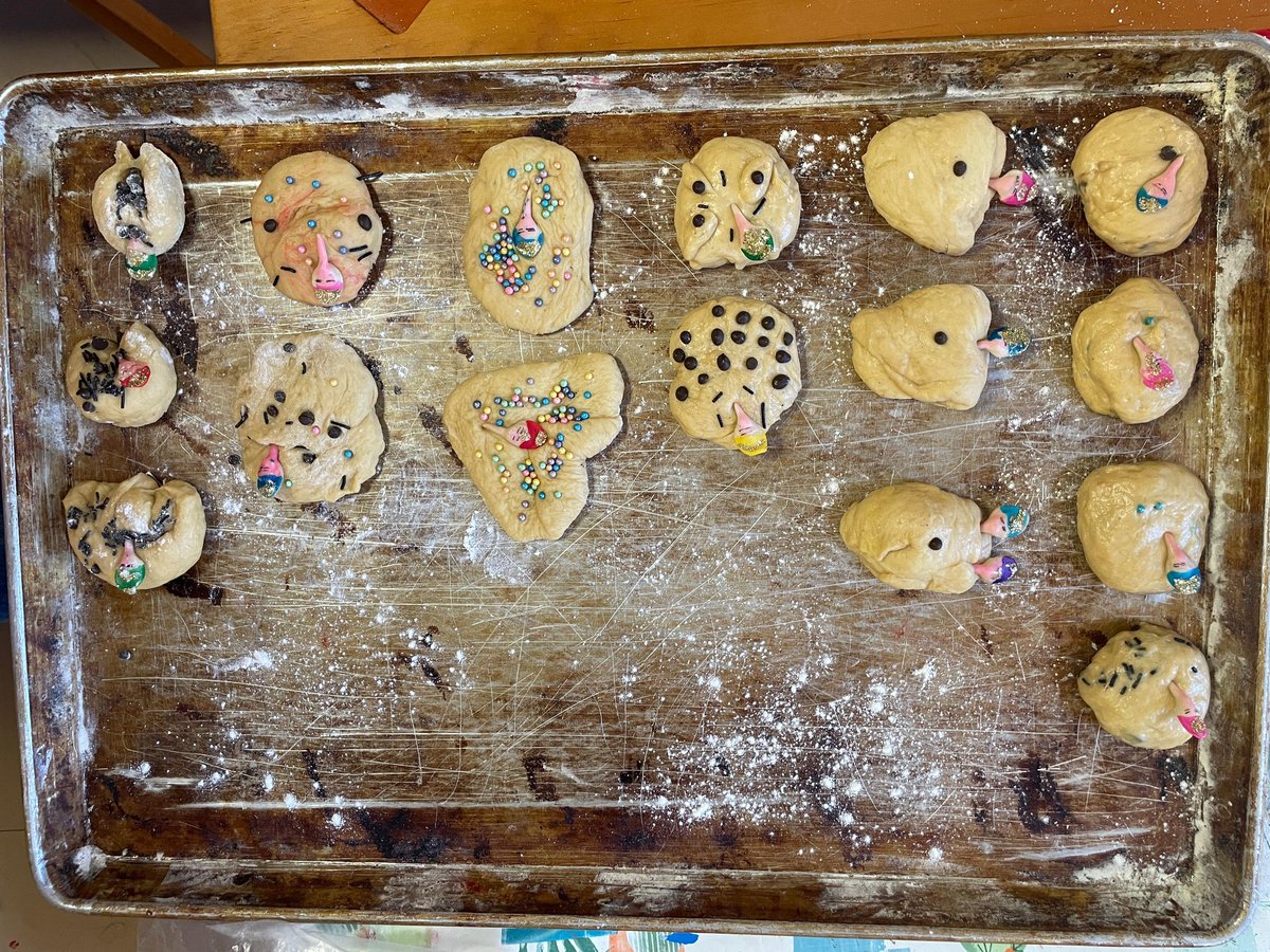 ¡Lleve su pan de muertos pa' los vivos! 
Les compartimos un poquito del proceso de elaboración de pan de muertos que realizamos en el taller del día de hoy. 👨🏽‍🍳🥐
Agradecemos el interés en nuestras actividades y les invitamos a revisar nuestra programación para no perderse ninguna