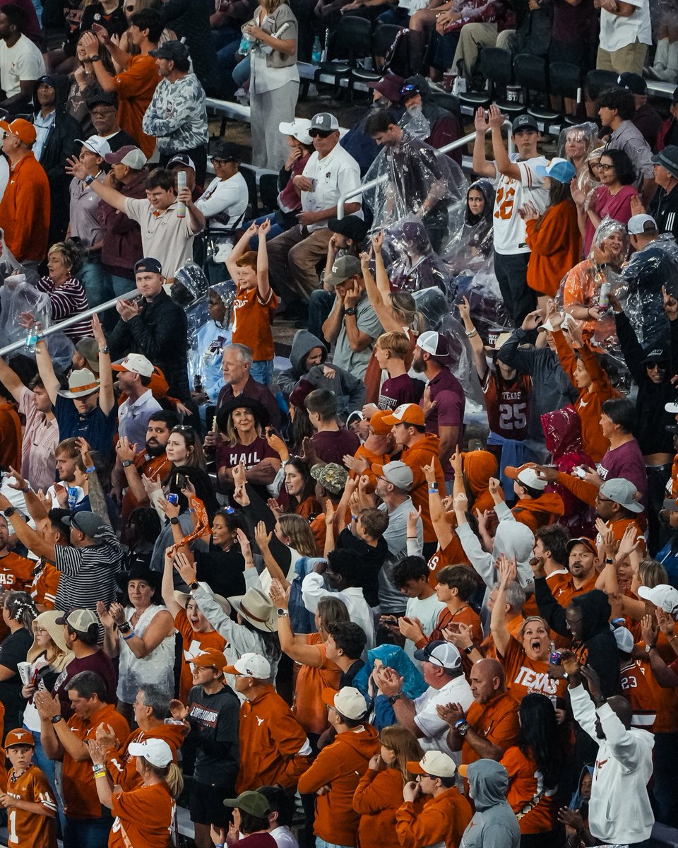 TexasLonghorns's tweet image. if nobody got us, Longhorn Nation got us 🤘🤝

#HookEm