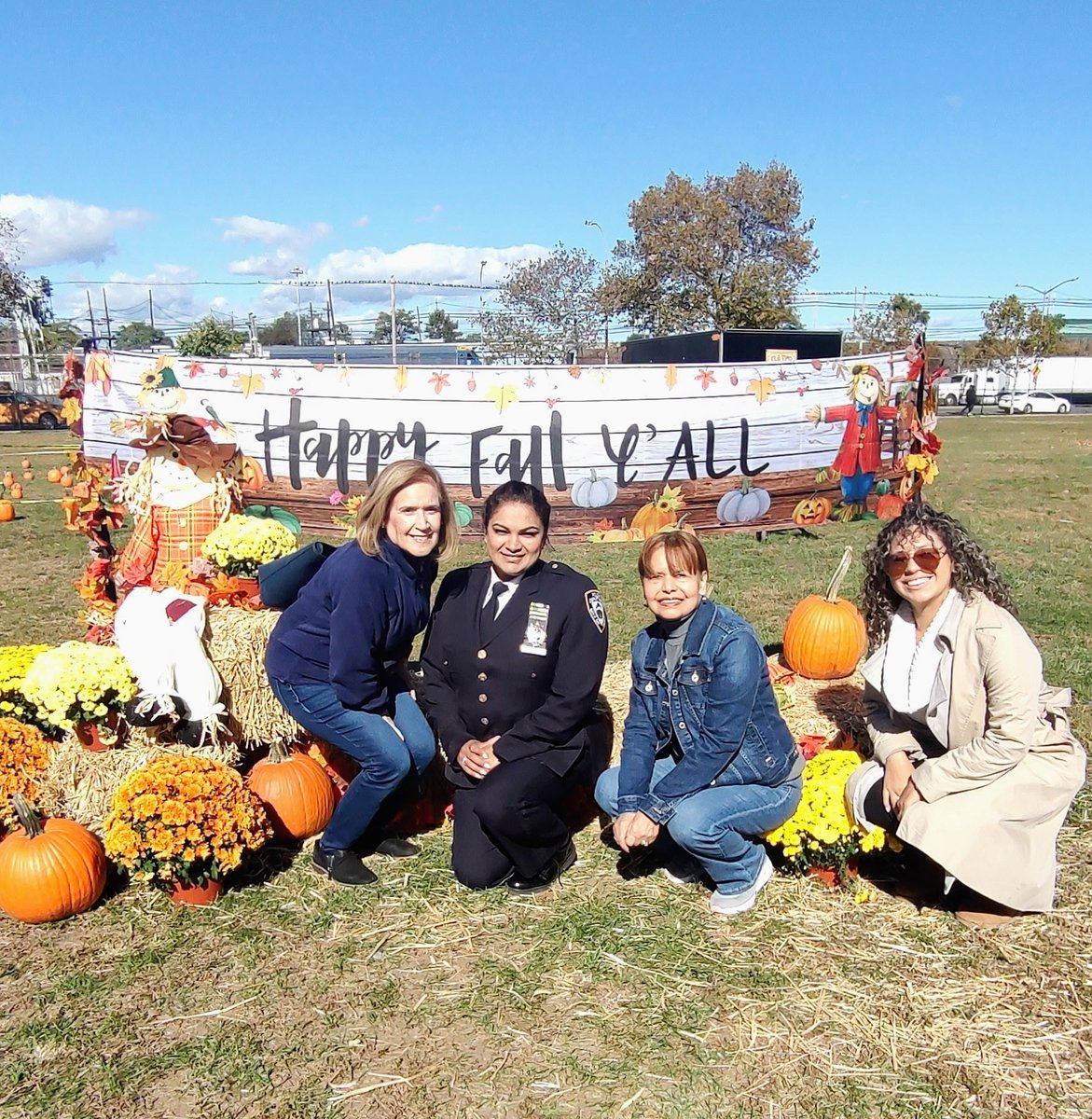 Officers from the 102 Precinct were happy to join the community at the Fall Festival in Smokey Park! It was a wonderful afternoon filled with families, laughter, and autumn spirit. 

A special thank you to the community members who helped make this event such a success. 🍂
