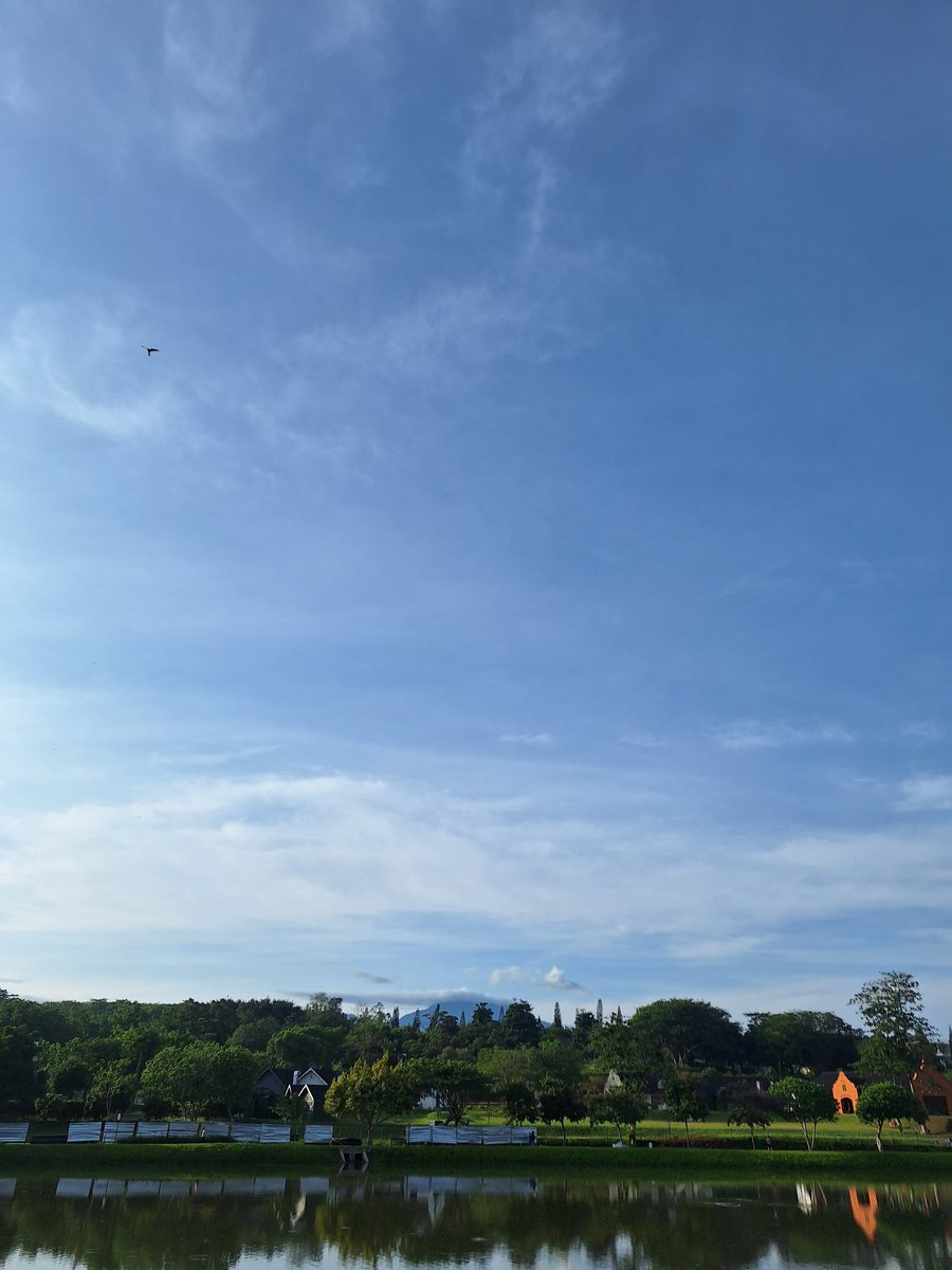 sanitamima's tweet photo. it's sun(ny)day ☀️
👟 morning walk sembari nonton WYMM episode 6. Bekajar dari pengalaman, karena subuhnya maju, jadi jam 5-an kurang kudu wes meluncur biar ga terlalu terik.
#walking #10ksteps #goodmorining https://t.co/0q3FumHJG7