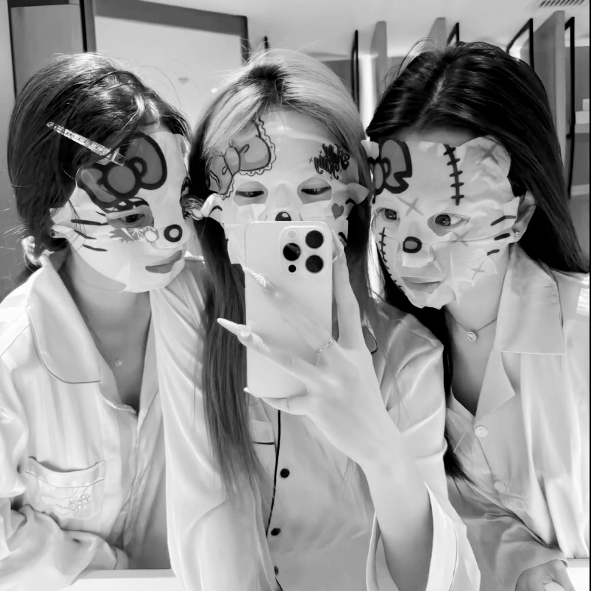 sekiranayu's tweet photo. 📍𝐒𝐚𝐧𝐭𝐮𝐚𝐢𝐫𝐞, 𝐔𝐧𝐢𝐭 𝟏𝟏𝐃

Update kehidupan bareng kakak-kakakku. 🥺
Terharu banget didatengin sama Kak Luna dan Kak Ayis. ❤️🥺 https://t.co/vOvMqZSuU9