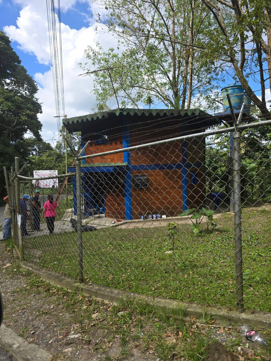 mincomunas_ve's tweet image. ¡El Junquito a toda marcha! 
La Comuna Era Bicentenaria recupera ambulatorios y rehabilita vialidad agrícola. 
El #PoderPopular organizado sigue construyendo futuro.
 ¡Compromiso cumplido! 🚜🇻🇪