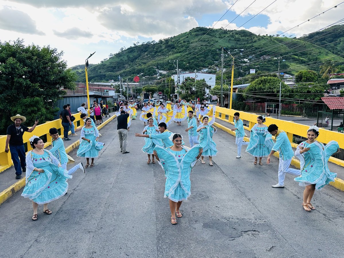 InturLeon's tweet photo. Las raíces, cultura y tradiciones del departamento de León se hicieron presentes en la gran “Algarabía Cultural desde el departamento de Matagalpa”, llevando el orgullo, el colorido y la identidad de nuestro pueblo leonés 🤩🎭🥳

#NicaraguaFascinanteIrresistible https://t.co/o6k8bmhouA