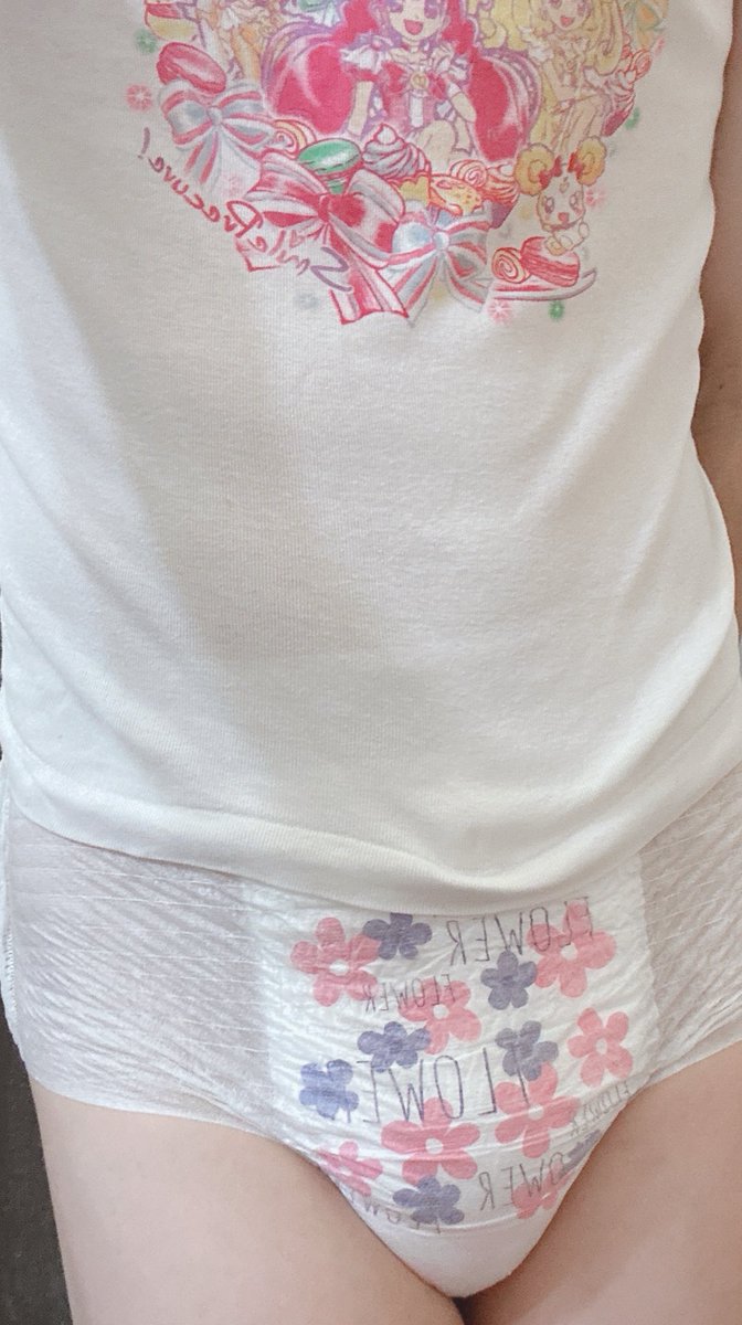 yuina562_315's tweet photo. 普段日中の着用スタイルをあまりアップしていなかったので、この機会に💡
これは昨日のなんですが、ショーツの中に吸水性の高いおりものシートを入れてます。仕事含む生活圏内で��トイレの場合が比較的近いので1日に多くても2回くらいの交換で何とかなってます。（もちろん、腰周りが目立たない服装の時や休みの日とかは安心のためオムツ着用です）夜尿もあるのですが���活動膀胱なので尿意を感じたらトイレに間に合わずちょい漏れといったことはよくあります。
この有名某社のおりものシートは幅も広く厚みもあるので私の場合は日6回〜7回のちょい漏れでも大丈夫です。（個人差はあります）写真のとおりパンツへほぼ染みません。
長々となってしまいごめんなさい💦

話は変わりますが、オマケに昨日の風呂上がりのまっさらオムツ♪履き心地良いですよね💕
#ソフィ贅沢吸収 #ムーニーマンスーパービッグ #おりものシート #夜尿症 #オムツ女子 #オムツ男子
