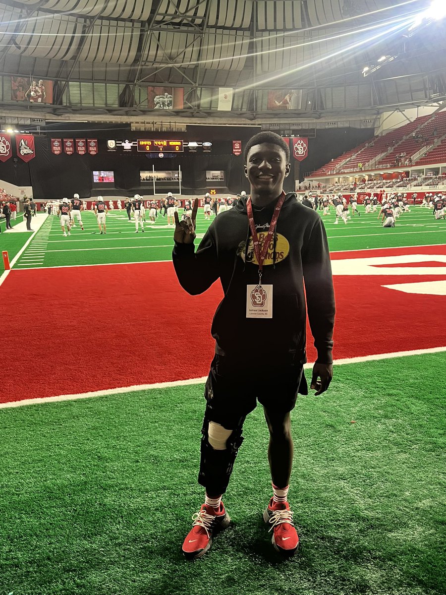 big thank you to <a href="/Thompson22Mason/">Mason Thompson</a> <a href="/coachcdantew/">Coach Warren</a> &amp; <a href="/1CoachRosie/">Josh Rosenthal</a> for the amazing Gameday visit had a great time!