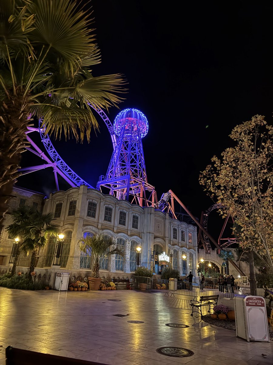 ThomasThePooh's tweet image. Natürlich bietet  #Traumatica auch tolle nachts im Park Einblicke