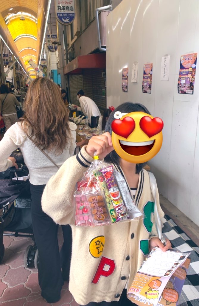 kondo_miwa_3838's tweet photo. 2025.10.25
しんみちロード(商店街)の #ハロウィン
スタンプラリーでお菓子GET❣️
好きな色と香りでオリジナルシャンプー作りも✨
お店の方のハロウィン帽子も素敵🥰

午後は地域の方にお誘い頂き
#ボウリング大会 に参加🎳
めっちゃ盛り上がった楽し〜❣️

女性の部で #優勝 😂
#大阪維新の会 
#東成区 https://t.co/InoNpXOLm3