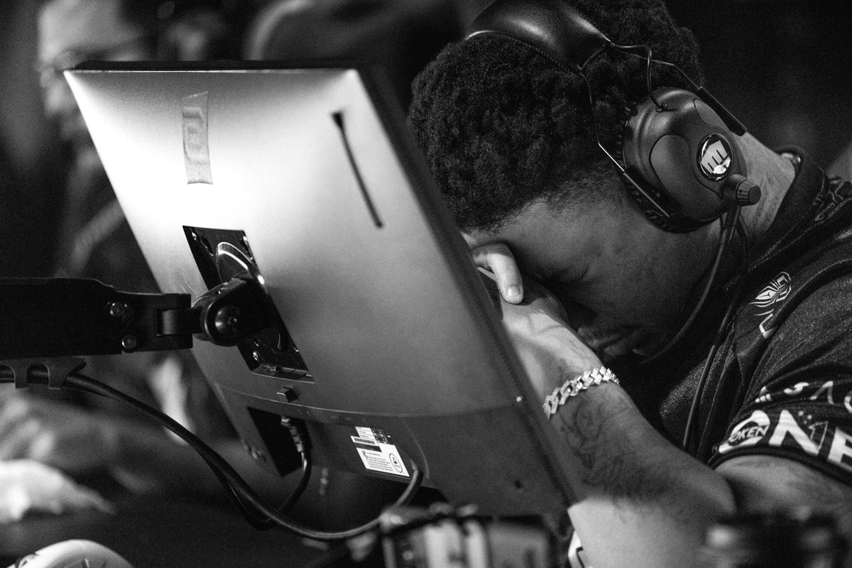 Sonhei c esse momento a muito tempo, trabalhei muito duro o ano todo e infelizmente mesmo c altos e baixos nunca desisti, senti que dessa vez éramos capazes de fazer isso acontecer, fico muito frustrado porque eu queria muito realizar isso c esses mlks. 

Sinto que faltou muito