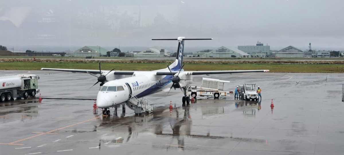 小松発福岡行き、現地からの到着便遅れでこちらからの出発、到着も若干の遅れの予定。