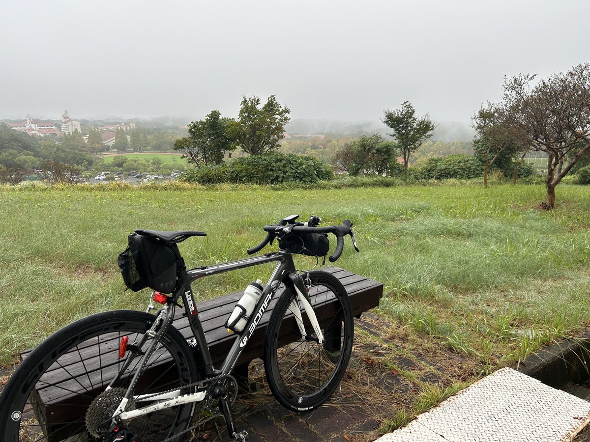 twobytwo_sp's tweet image. 今朝は微妙なお天気🤔
霧雨で走れそうなんで
通勤車でいつものご近所
坂道ユルユルと🚴‍♀️
とりあえずカロリー消費です。