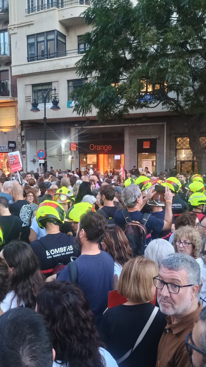La dignitat i credibilitat d'un col·lectiu i un sindicat es demostra quan s'uneix al poble q pateix i reclama justícia. 
Hui part dels Bombers/es Forestals ho hem fet i part de Bombers/es urbans tmb. La societat mai oblida i ens respondrà amb el seu suport en les nostres lluites
