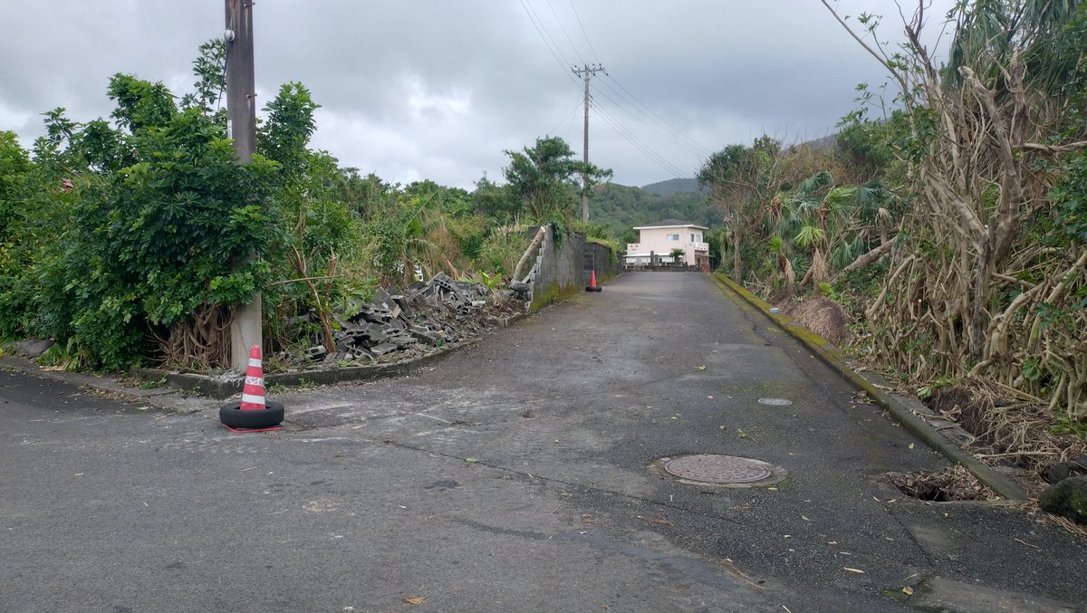 スッキリした。
ユンボが故障してたので、片付けられなかった倒れたブロック塀、ユンボが油漏れ解消したので片付けした。スッキリ❕️
だけど、今度は充電しなくなった。ボロユンボめ❕️
騙しながら使うさ。
#ボロユンボ #相棒ユンボも爺さん 😁 #充電しながら使う 
#修理工場も大忙し