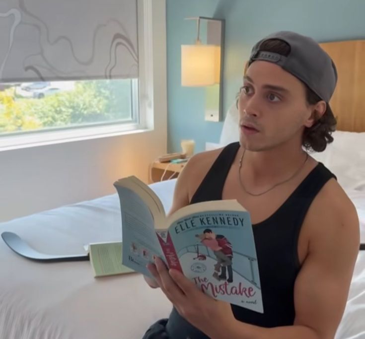 tonythinkerr's tweet image. he is studying... 🏒