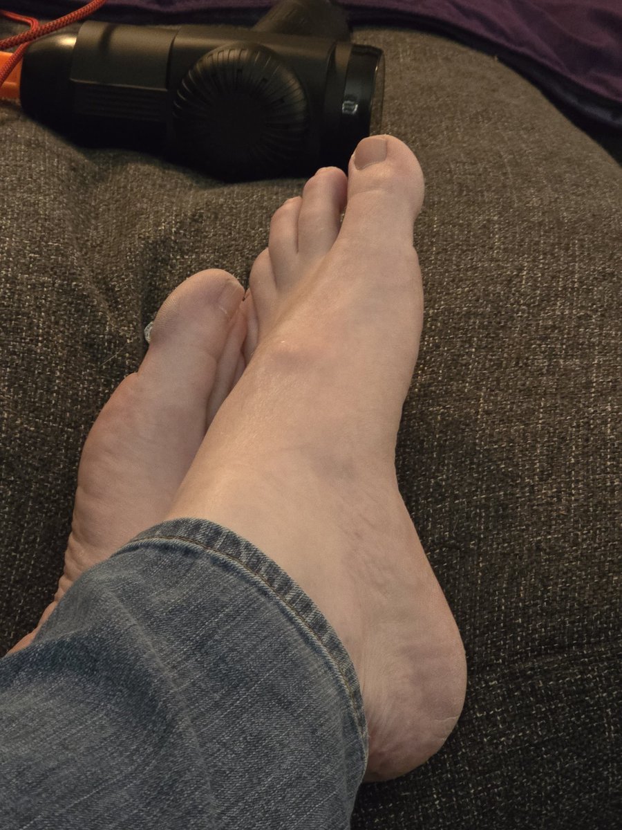 Andy92427107's tweet photo. Cum worship my paws 🐾 😈 https://t.co/fbbja94RfF