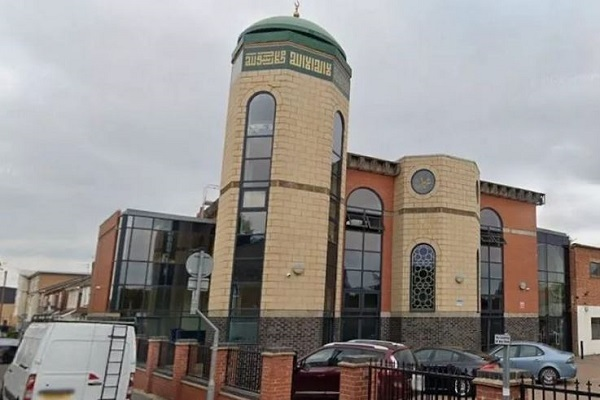 A man has been arrested after he entered a mosque in Peterborough during early morning prayers and became disorderly and abusive.

bbc.co.uk/news/articles/…