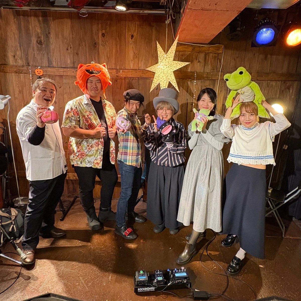 昨日はドットドット秋田犬🐕
スリーマンありがとうございました！少しでも楽しんで頂けたなら幸いです☺️

個人的ハイライトは【にょりさんと私、ベースが似過ぎ】【丸ちゃんと先週日光ですれ違ってたことが判明】でした。ミラクル🌹💪