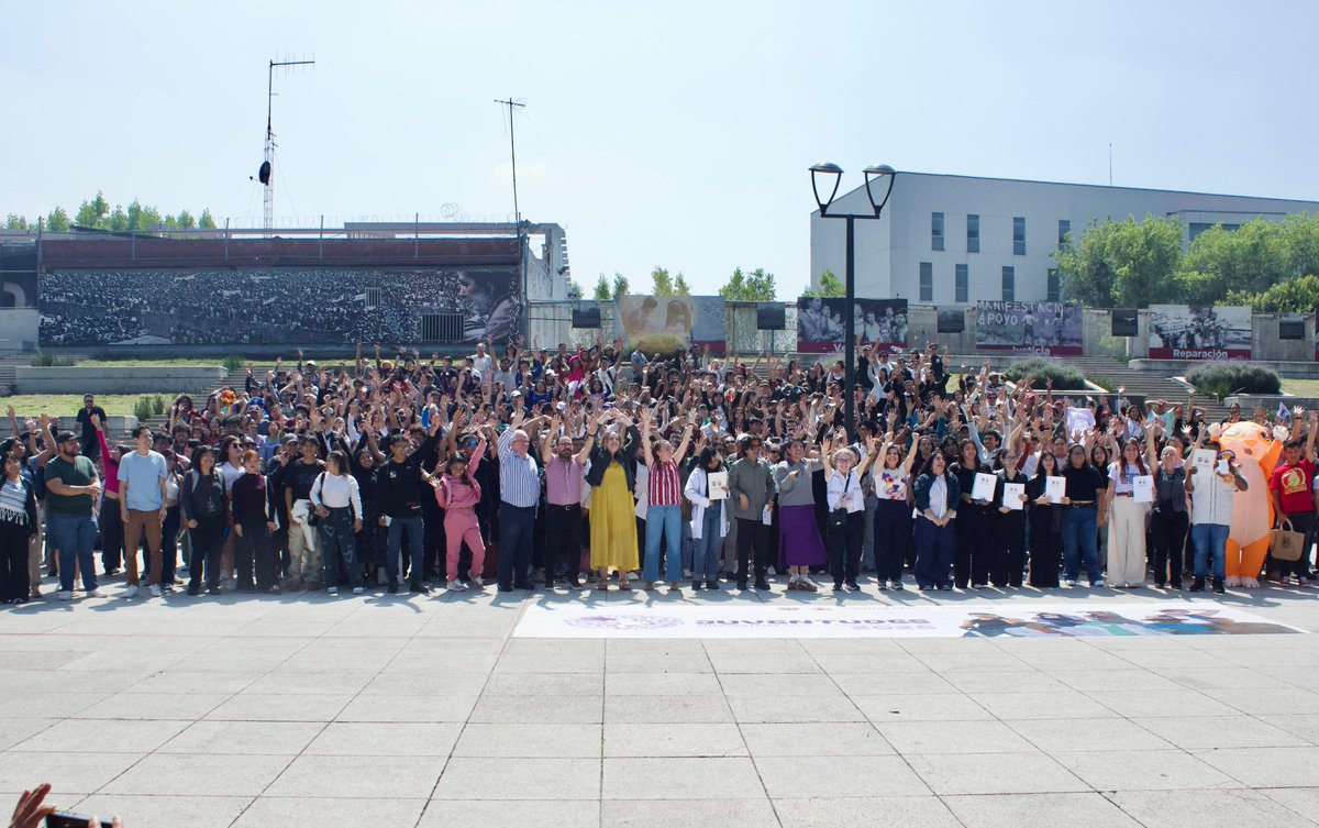 NJuarez_SEPI's tweet photo. Hoy acompañe a la Jefa de Gobierno @ClaraBrugadaM al Encuentro "Cosecha de Ideas,Juventudes Autogestivas  para la Transformación", que gran diálogo entre los jóvenes y la JdG, un modelo lleno de participación e innovación.
Felicidades a @InjuveCDMX @FuenteMarce https://t.co/pGe0A7W8od