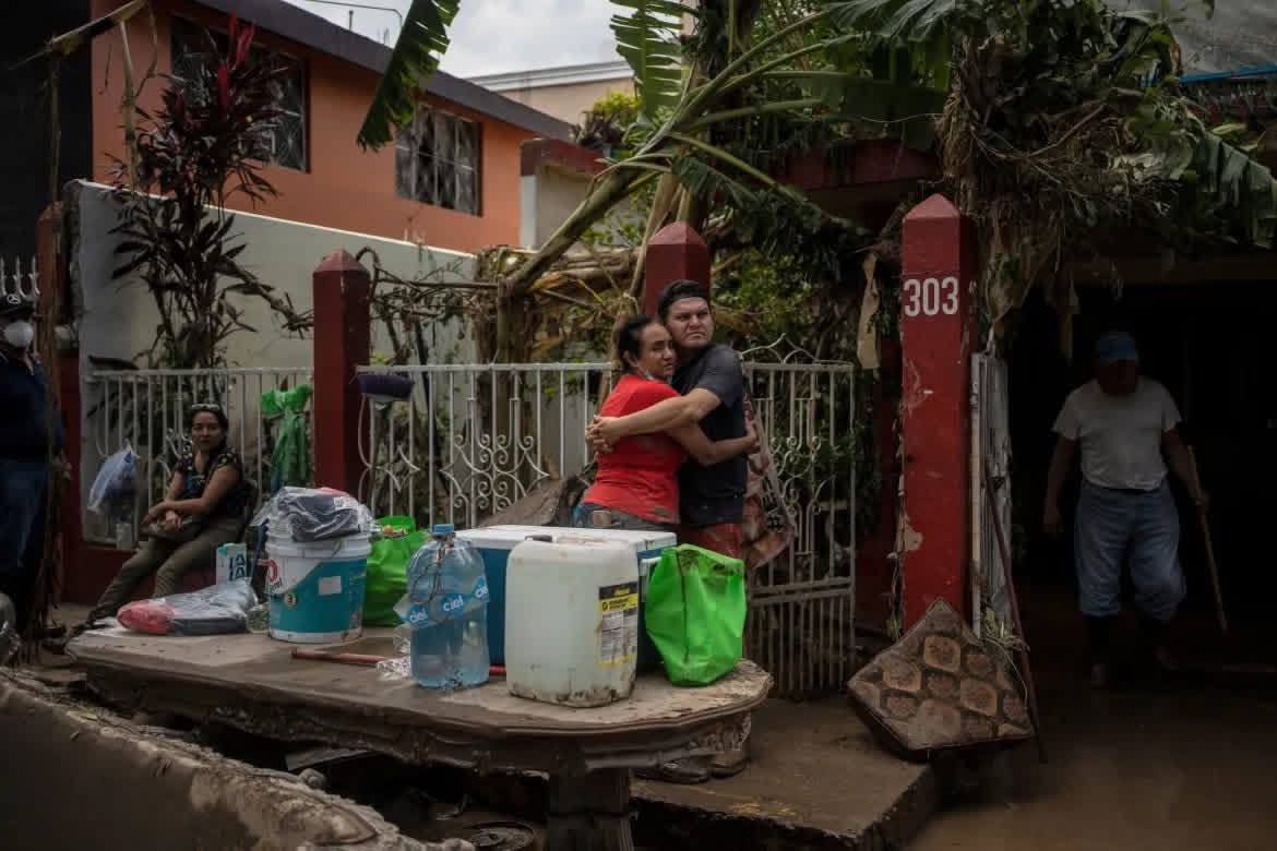 [Español]
Los 3 hermanos

Esta semana un fotografo de un periodico de la ciudad tomo esta foto afuera de nuestra casa sin avisarnos, en ella se puede ver a mi mama, mi tia, y mi tio, los 3 hermanos hijos de mi abuela, exhausto y cansados de estar limpiando.

Discúlpenme