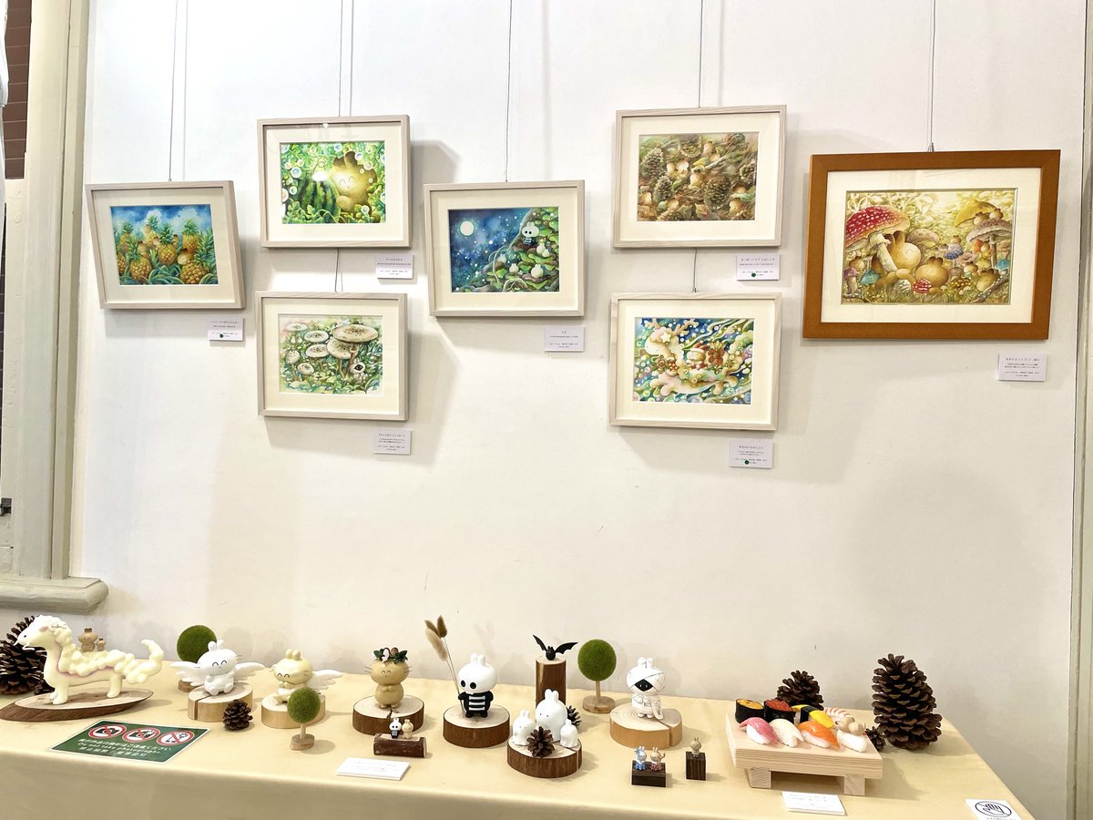 keseran_usaran's tweet photo. 個展 #やさしい想い出をひろい集めて 
3日目の今日は雨予報でしたが、なんとか今のところ雨が降らずに持ちこたえてくれています☺️カレンダー原画が全て揃った状態で見られるのは今回で最後になるので、ぜひゆっくり楽しんでもらえたら幸いです

本日も10時から17時まで、どうぞよろしくお願いします🍋 https://t.co/vMBRu43zUL