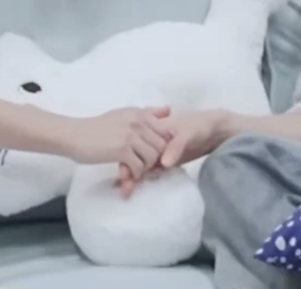 felix only ever holding on to 1-2 fingers