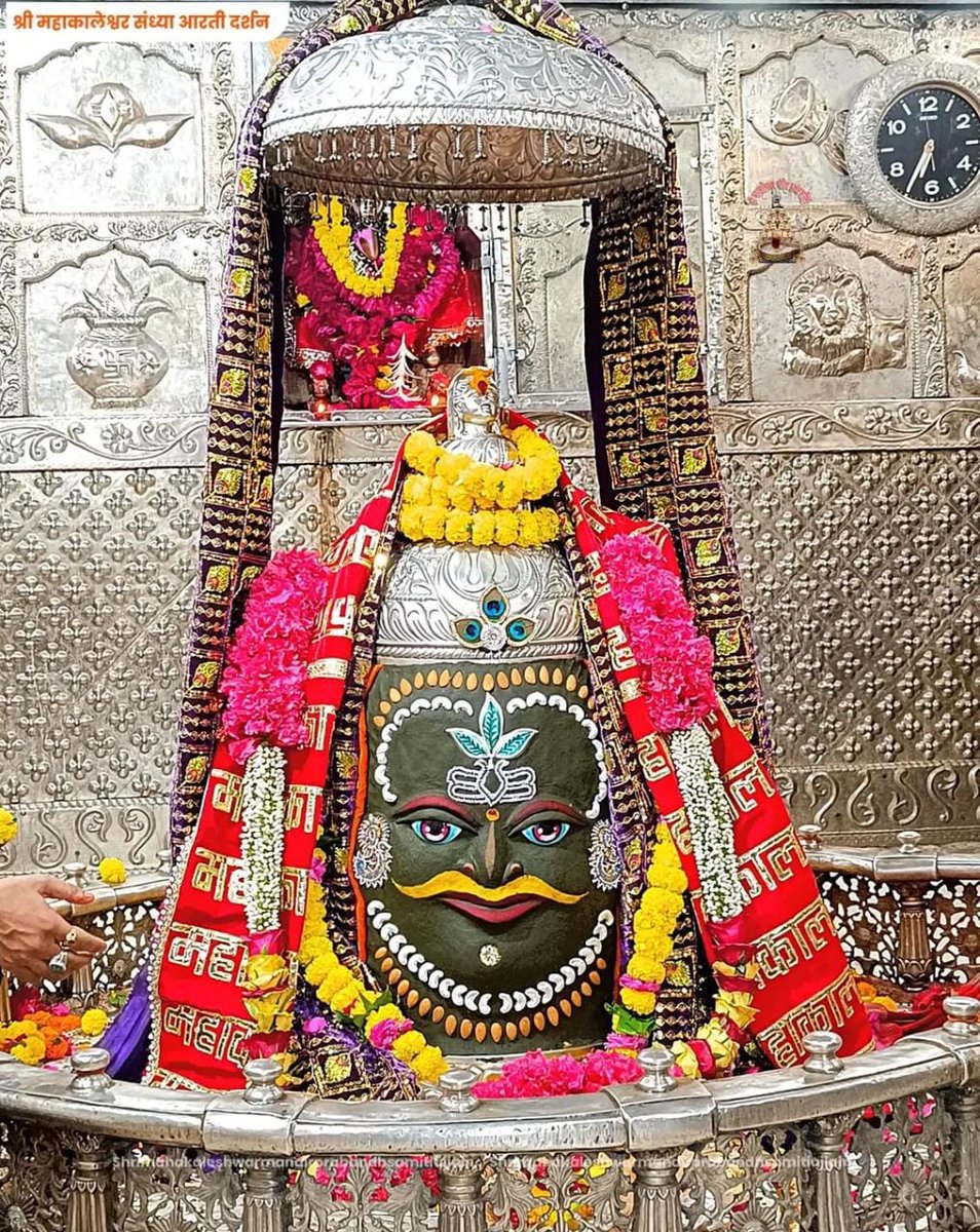 🙏🌹 *जय श्री महाकाल*🌹🙏
*श्री महाकालेश्वर ज्योतिर्लिंग का संध्या आरती श्रृंगार दर्शन*
*26-10-2025 कण-कण में महादेव*💕