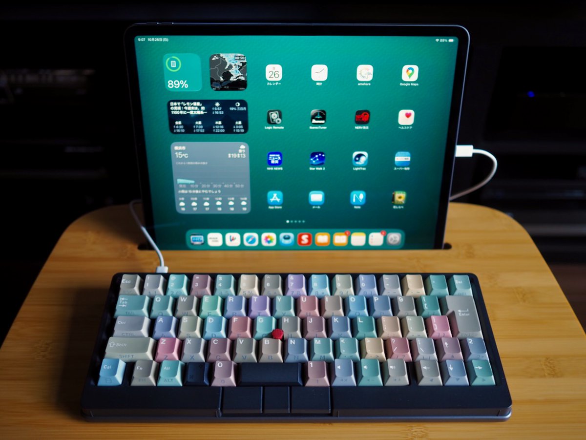 backyard822's tweet image. 今は HHKB Studio なので USB-C ↔︎ USB-C ケーブル一本で接続すればOK。Bluetooth でもいいんだけど、普段は Mac Studio に有線接続したままで電池は抜いてあるので。
#HHKB #HHKBStudio #iPadPro
