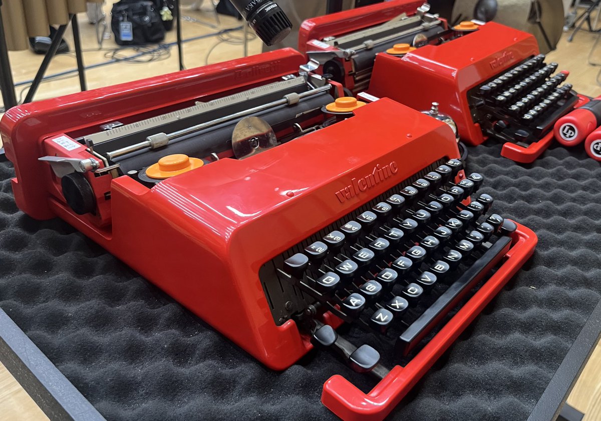 【京アニのセカイ展】
１日目ありがとうございました！
今回相方のイトヨウと。🤝
今日もフルパワーで頑張ります🔥

ヴァイオレット・エヴァーガーデンの楽曲は本物のタイプライターを使用しています！
こちらも聴きどころです！！👂
#京アニのセカイ展
#MeetTheWorldsOfKyoAni
#HeartbeatSymphony