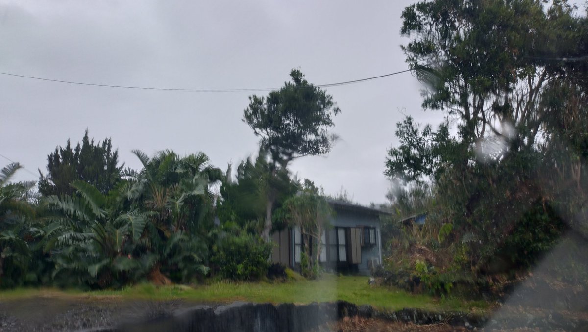 電線が切れてた家
電線が垂れ下がってた家 
知らない間に復旧してた。
もう１軒は、垂れ下がった電線も知らない間に直ってた。
作業員さん、有り難う御座いました。 #有り難う御座います 
#八丈島 #台風22号 #台風23号 
#10月9日