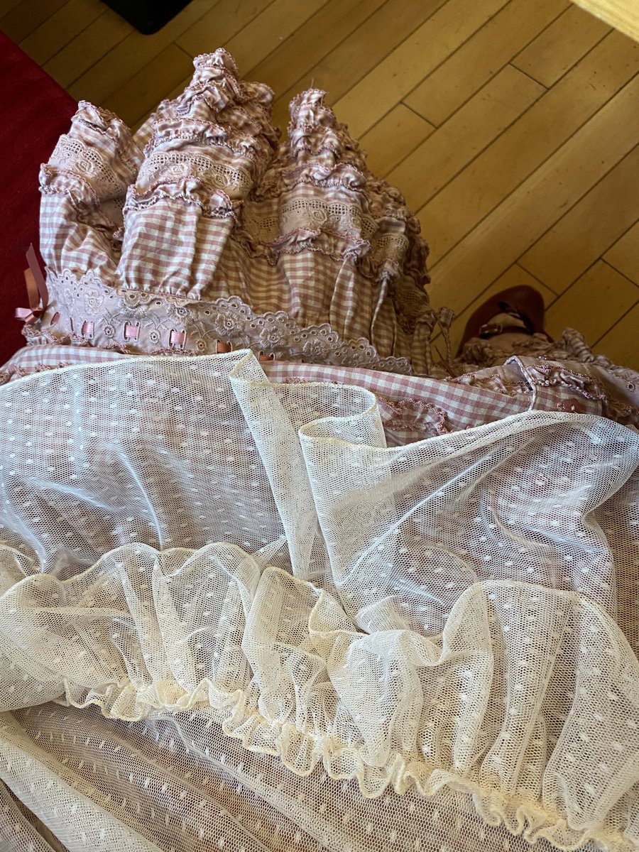 朝からコメダ〜
スカートだけピンクハウス✨
アクシーズファムのチュールタブリエは引っ掛けてもダメージ少ないのでガンガン着れる🤭
ピンクハウスのチュールタブリエも着たいけど、芸術品すぎてなかなかハードル高い😂