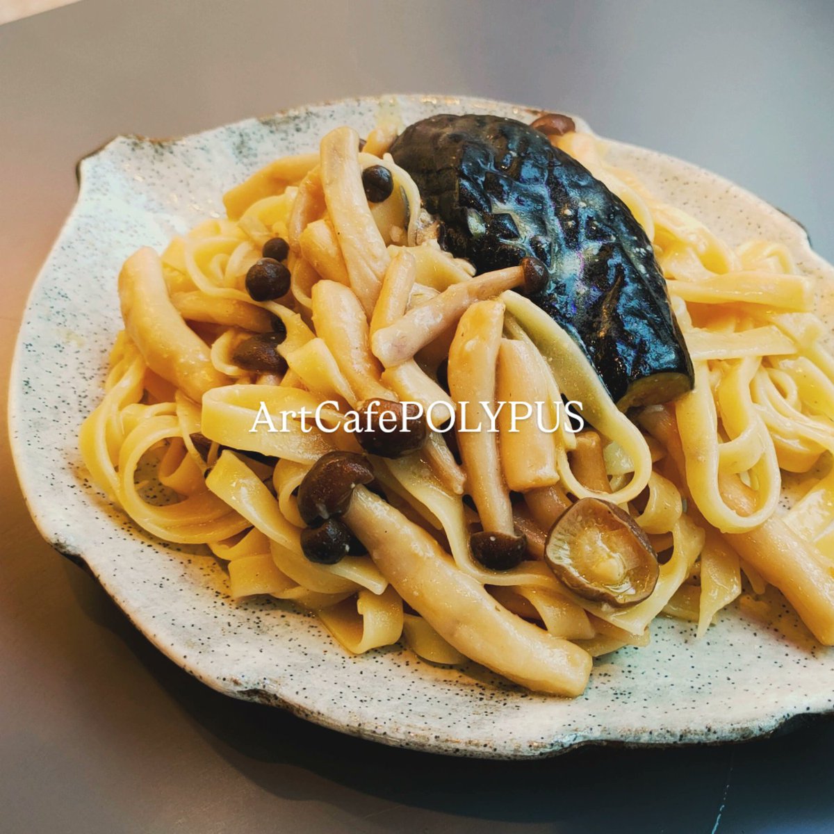 obachalle's tweet image. こんにちは！
今日もオープンしてまーす✨

冷え込んできましたね☔
お店でも、昨日から暖房に切り替えました
あったかいカフェラテのみながら、カフェでゆっくり過ごしませんか？✨☕✨

さてさて、冬メニューに向けて【試作】中。
【ナスとしめじの味噌バターパスタ】

#ArtCafePOLYPUS #Sendagi