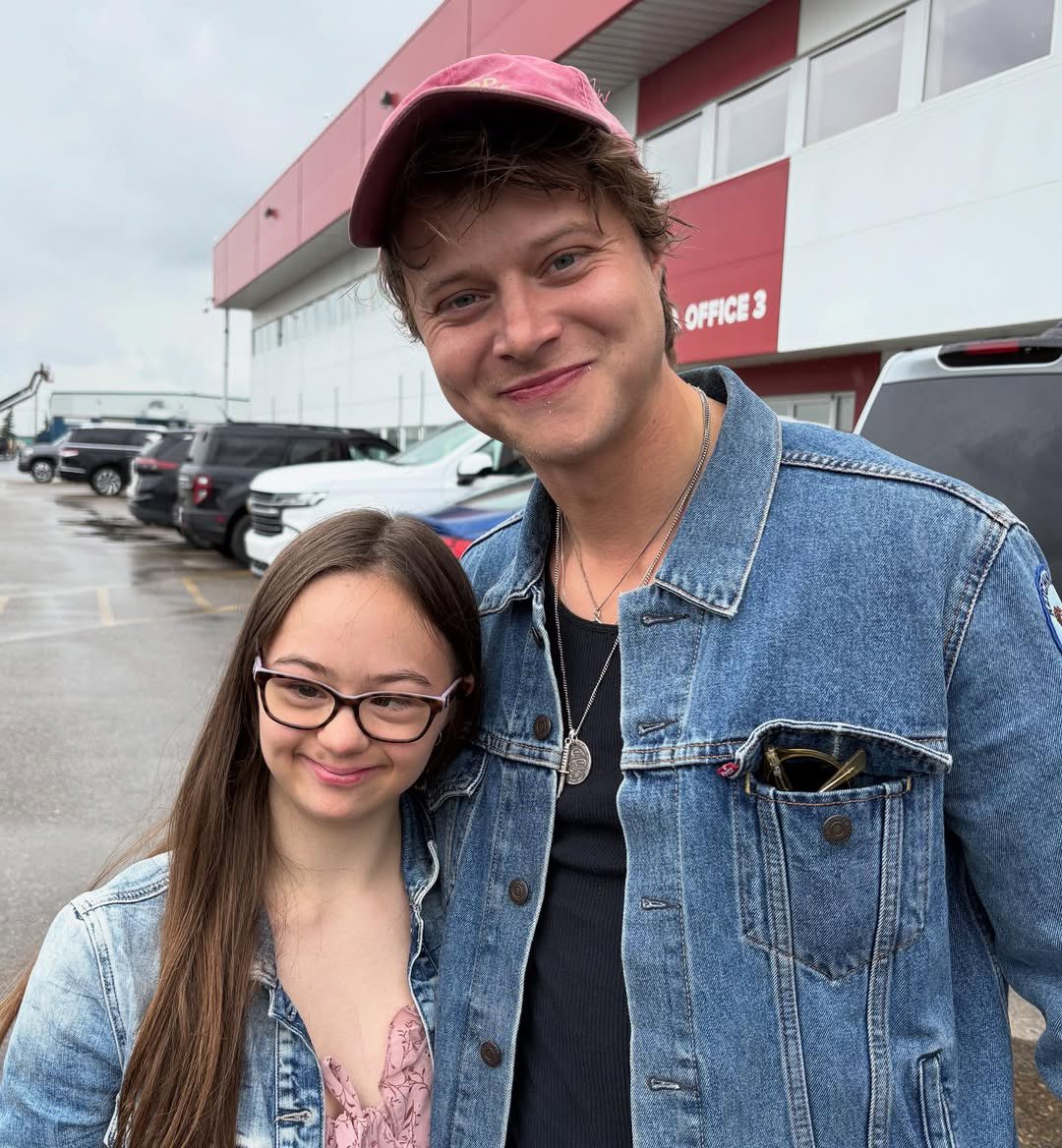 rudethaccess's tweet image. Rudy Pankow com Monika Myers durante as gravações de Reminders Of Him.