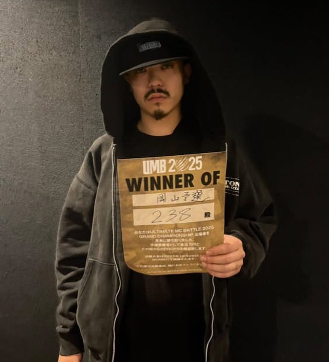 ▶︎▶︎10/25 (土) UMB2025岡山予選

🏆優勝は 「238」 

12/29(月)にWOMBにて開催される
ULTIMATE MC BATTLE 2025
GRAND CHAMPIONSHIP 出場権を
見事に勝ち取りました。

予選優勝者として金五万円と
この街からのPROPSを贈呈致します。

決勝進出誠におめでとう御座います！

➖➖ ➖➖ ➖➖ ➖➖