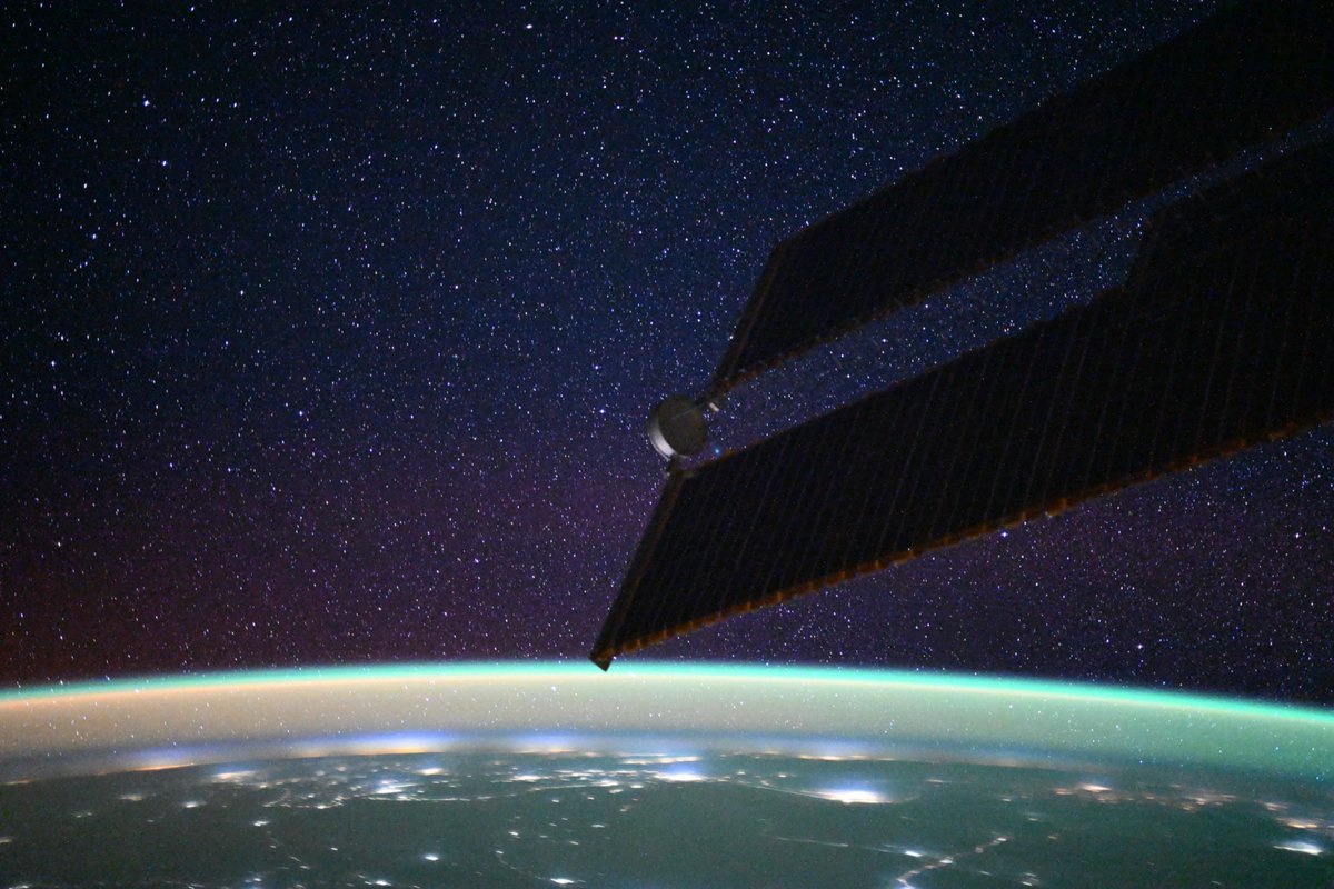Astro_Kimiya's tweet image. 皆さま、
レモン彗星の写真は沢山紹介しましたが、スワン彗星も忘れてはいけないと思い、撮影に挑戦しました。
とても恥ずかしがり屋なのか、太陽電池パネルの後ろに隠れていました笑。
ちょっと、顔を出した隙に撮影しましたのでご覧ください。
白鳥を思わせる美しさです。
