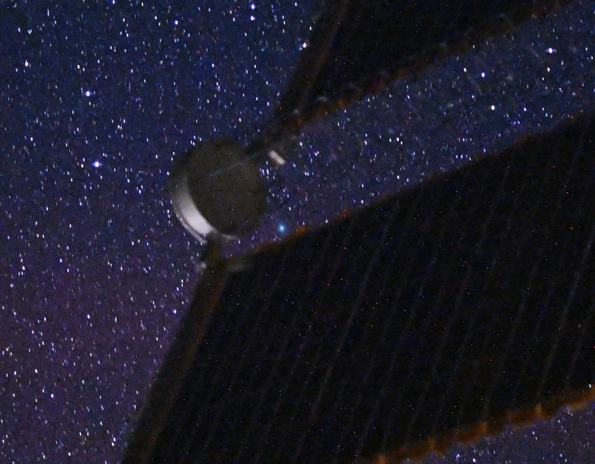 Astro_Kimiya's tweet image. 皆さま、
レモン彗星の写真は沢山紹介しましたが、スワン彗星も忘れてはいけないと思い、撮影に挑戦しました。
とても恥ずかしがり屋なのか、太陽電池パネルの後ろに隠れていました笑。
ちょっと、顔を出した隙に撮影しましたのでご覧ください。
白鳥を思わせる美しさです。