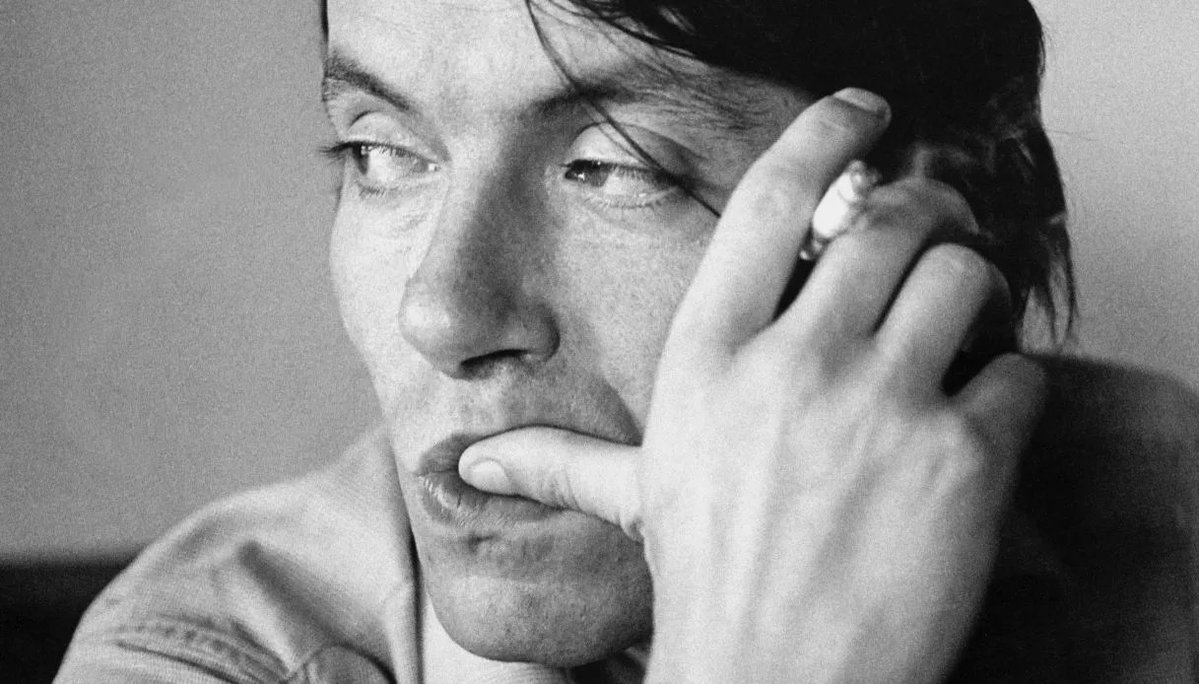 Massimo (@misurelli77) on Twitter photo Il fascismo ha due facce e nessuna allegria. Ha due teste e nessuna cultura, due occhi e nessun orizzonte. 
Il fascismo ha due mani e duemila bandiere.
(Fabrizio De Andrè) Il fascismo ha due facce e nessuna allegria. Ha due teste e nessuna cultura, due occhi e nessun orizzonte. 
Il fascismo ha due mani e duemila bandiere.
(Fabrizio De Andrè)