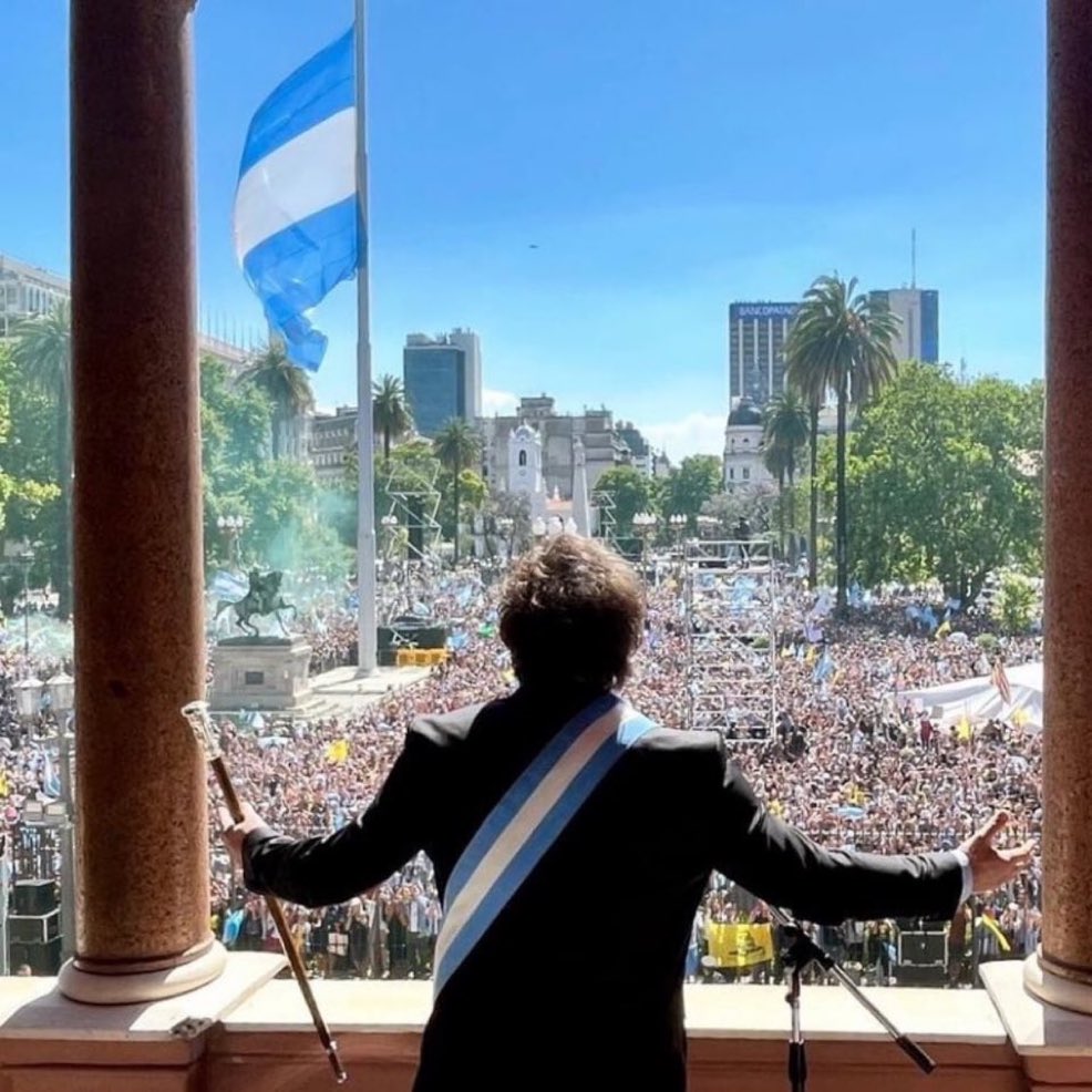 agusantonetti's tweet photo. Mañana es uno de los días más importantes de la historia argentina. 

Tenemos una oportunidad de oro, el mundo confía en nosotros y está listo para apoyarnos. 

Es un día crucial para el futuro de millones de jóvenes argentinos que no quieren abandonar su país. 

Yo voto a Milei. https://t.co/8CsRy0juee