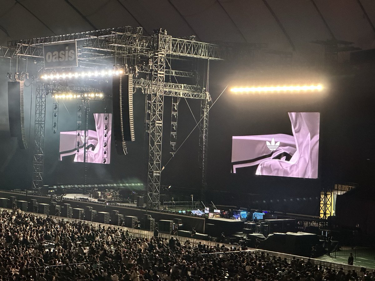 tarly0628's tweet photo. ライブ中動画撮らない主義なので何もないですが、、、
昨日のoasis最高でした！
アジカン発表された時はチケット当たった時と同じくらい嬉しかった！
爆音すぎていつものライブハウスにいるかと思った
最後のシャンペンで涙腺が爆発した
まだ放心状態です。
#oasislive25 https://t.co/SWRUdnI7Z6
