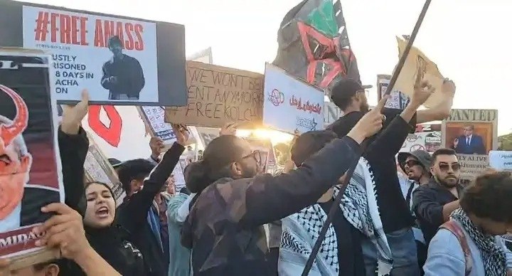 RoaaWarStudies's tweet image. #المغرب

شهدت مدن مغربية وقفات احتجاجية لـ #GenZ212 طالب فيها المتظاهرون بإطلاق سراح المعتقلين السياسين وإقالة رئيس الحكومة، كما دعوا إلى مقاطعة شركاته.

يلاحظ تراجع كبير في أعداد المتظاهرين