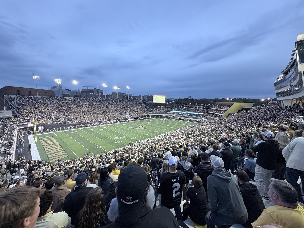 kristenhhayes's tweet photo. One min left in the game - the stands are full!!!  #notyoursameoleVandy #whatatimetobealive https://t.co/mzSkX7Ocrf