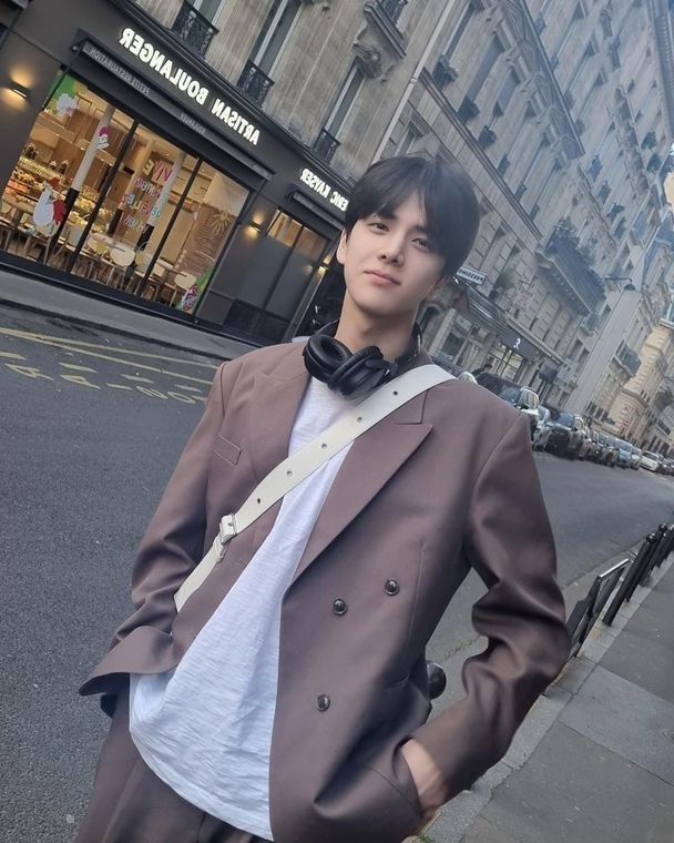 🐰 : "siapa kamu?!" 
🍞 : "hai? Aku Younghoonk, pacar kamu mulai sekarang."