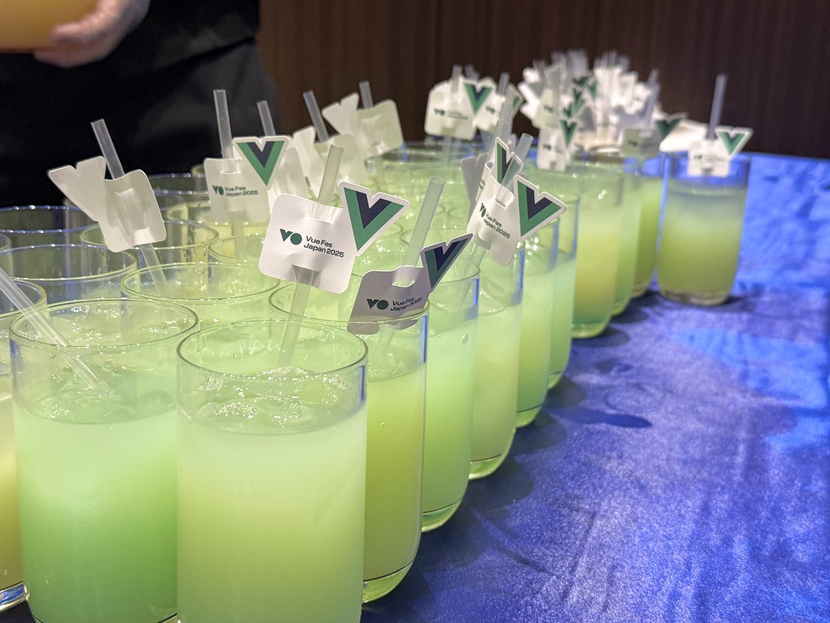 _naramochi's tweet image. 昨日はお疲れ様でした！

今年はグラフィックチームのサブリーダーとしてグッズデザインや、デザイナーのデータをまとめたり、会場装飾のデザインをお手伝いしたりと裏方で全力サポートしました💪

たくさんの方とお話もでき、本当に楽しかったです…！
来年もよろしくお願いします·͜· ❤︎
#vuefes