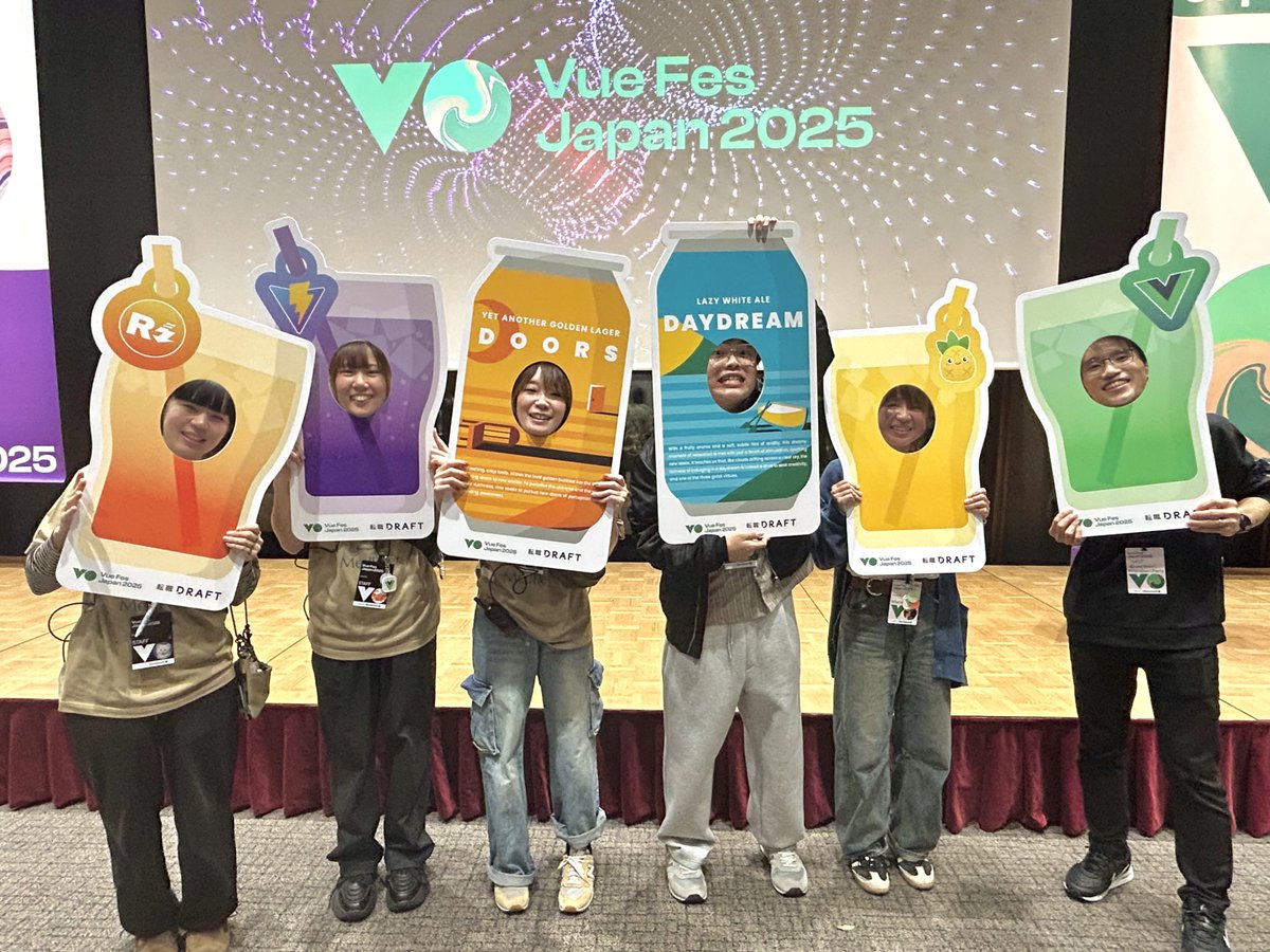 _naramochi's tweet image. 昨日はお疲れ様でした！

今年はグラフィックチームのサブリーダーとしてグッズデザインや、デザイナーのデータをまとめたり、会場装飾のデザインをお手伝いしたりと裏方で全力サポートしました💪

たくさんの方とお話もでき、本当に楽しかったです…！
来年もよろしくお願いします·͜· ❤︎
#vuefes