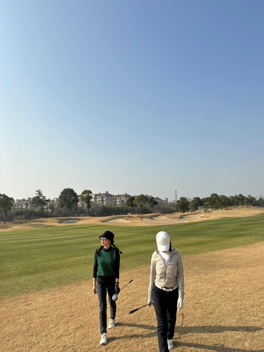 Vivianhm0's tweet photo. Nothing better than spending the holiday playing golf with my bestie ⛳️💚 and capturing these moments.
What’s your favorite holiday activity?
#GolfLife #HolidayVibes #Besties #SportsAndFun https://t.co/20hkHGpjhC