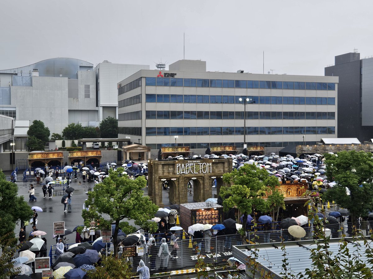 とりあえず物販に並んでみた！
物販のあとジュースいけるかな…🤔
#BABELnoTOH