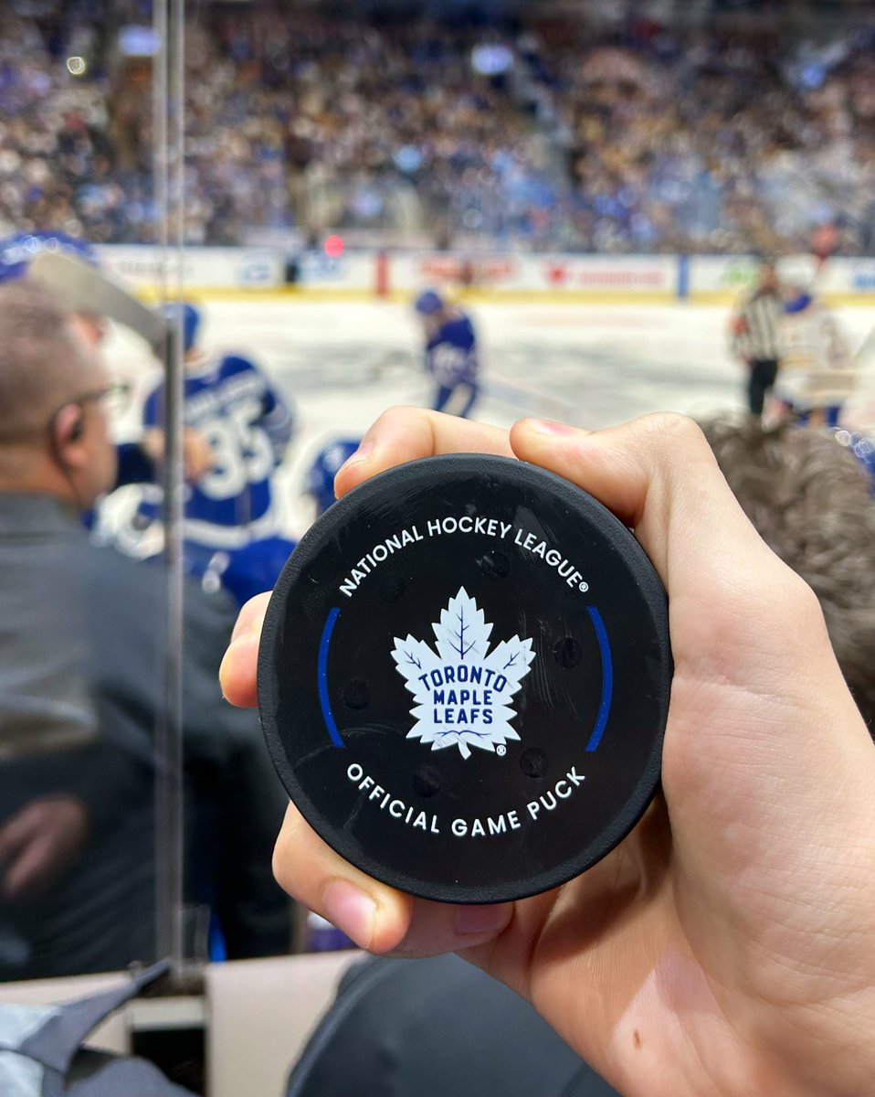 erinotoole's tweet image. One Toronto team with the W, one to go! Jack also got his first puck tonight! #GoLeafsGo #GoJaysGo 🇨🇦🇨🇦🇨🇦