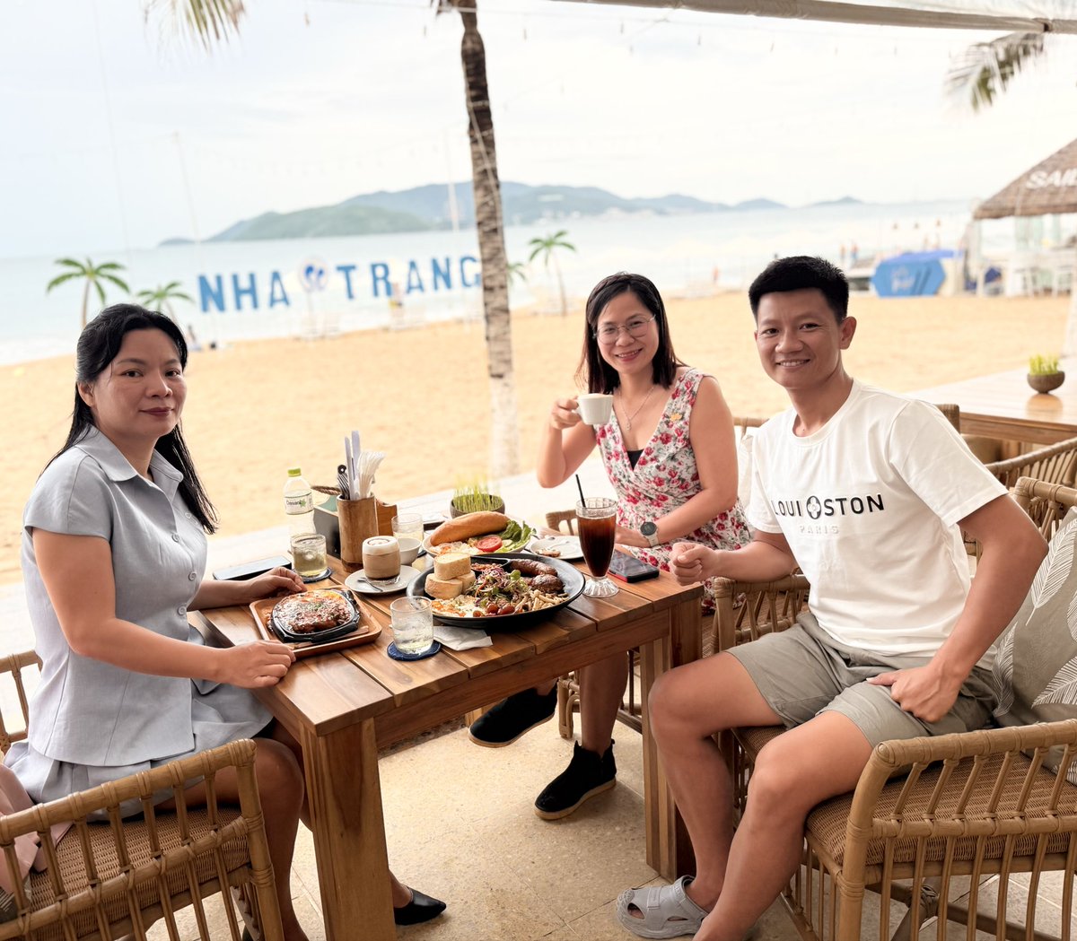 Ngồi với hai ngừ chị vừa trẻ, đẹp, tài năng nên cũng hơi rén. Ráng gồng lắm mới "cứng" được vại.

Cơ duyên mấy chị em gặp nhau, chơi chung cả chục năm, rồi dìu nhau làm ăn, làm công tác xã hội và đồng hành cùng Quỹ. Tuy không quá nhiều mối quan hệ nhưng